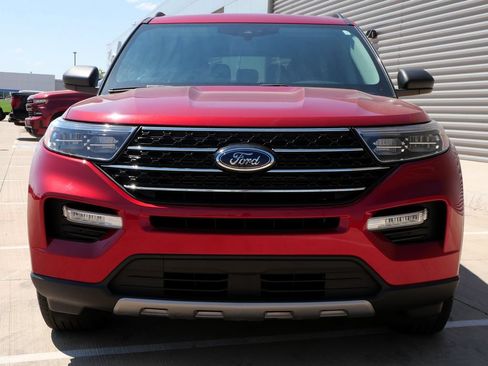 Used 2021 Ford Explorer XLT w/ Equipment Group 202A AWD/4WD image 4