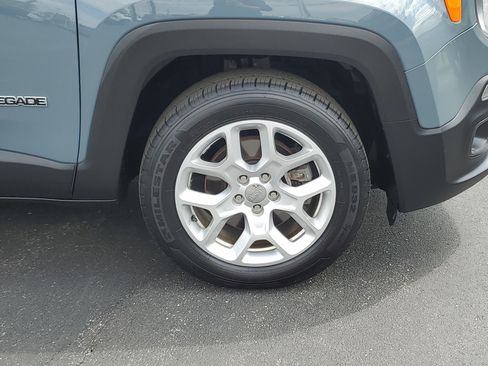 Used 2018 Jeep Renegade Latitude FWD image 5