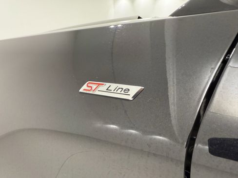 Used 2025 Ford Explorer ST-Line w/ ST-Line Street Pack image 9