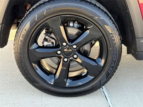 Used 2023 Jeep Grand Cherokee Altitude image 9