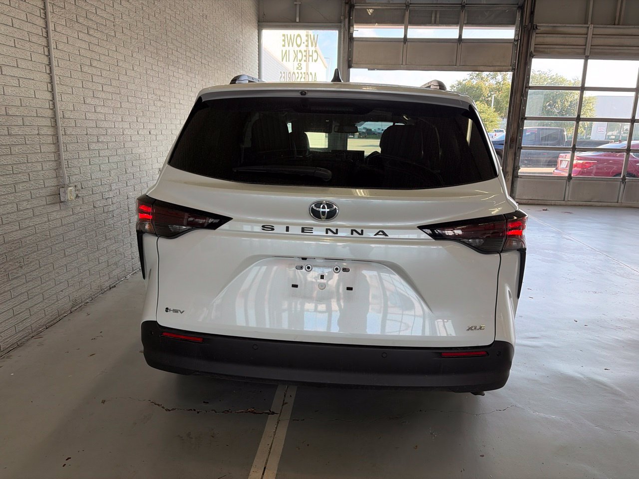 Used 2026 Toyota Sienna XLE FWD image 4