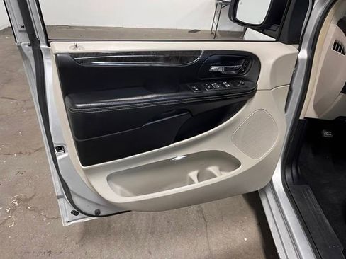 Used 2012 Chrysler Town & Country Limited w/ Luxury Group FWD image 22