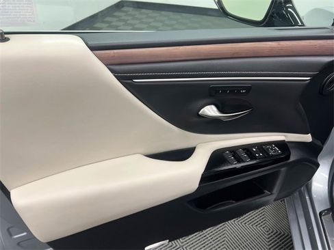 Certified 2024 Lexus ES 300h w/ Premium Package image 9