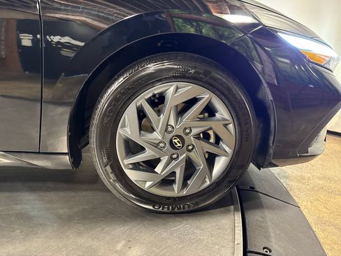 Used 2025 Hyundai Elantra Hybrid FWD image 14