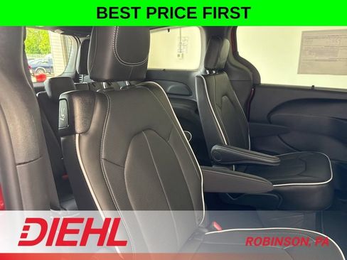 New 2027 Chrysler Pacifica Limited AWD/4WD image 12
