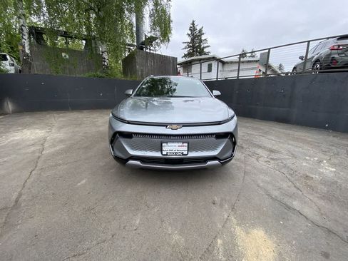 Used 2025 Chevrolet Equinox EV LT w/ Convenience Package FWD image 9