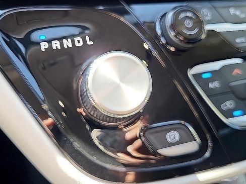 Used 2024 Chrysler Pacifica Touring-L FWD image 24