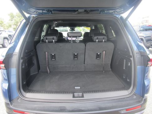 Used 2025 Buick Enclave Preferred AWD/4WD image 37