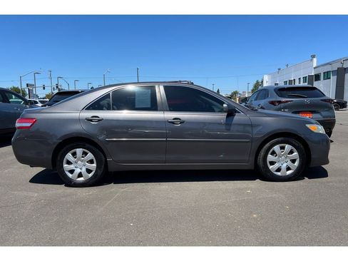 Used 2011 Toyota Camry LE image 3