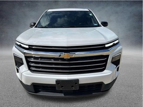 Used 2024 Chevrolet Traverse LT FWD image 2