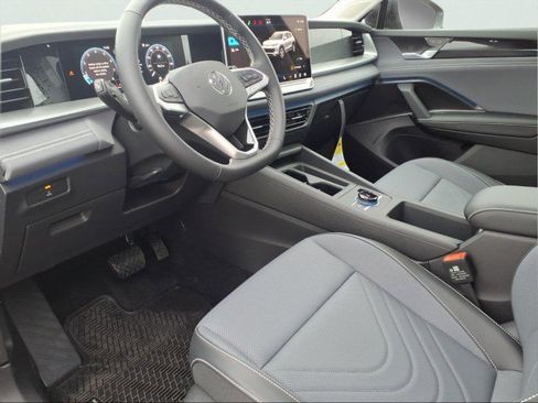 New 2026 Volkswagen Tiguan SE image 16