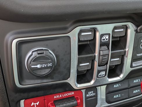 Used 2025 Jeep Gladiator Mojave w/ Convenience Group AWD/4WD image 29