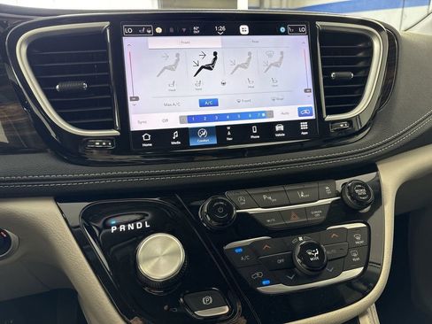 Used 2023 Chrysler Pacifica Limited FWD image 17