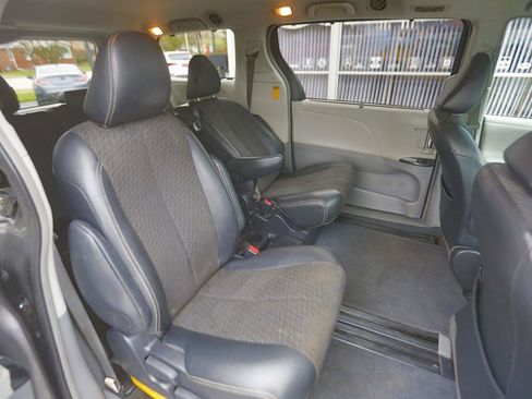 Used 2014 Toyota Sienna SE FWD image 18
