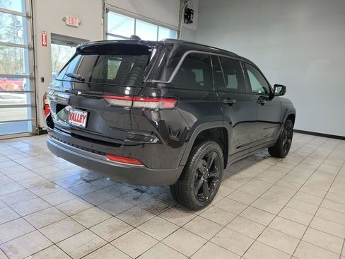 New 2026 Jeep Grand Cherokee Limited w/ Limited Altitude Package AWD/4WD image 4