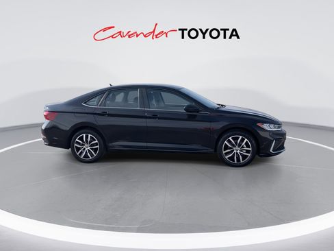 Used 2025 Volkswagen Jetta SE image 9