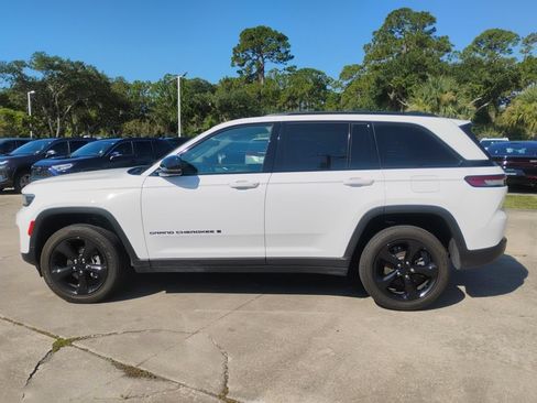 Used 2023 Jeep Grand Cherokee Altitude AWD/4WD image 9
