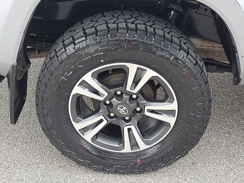 Used 2019 Toyota Tacoma TRD Sport w/ Technology Package AWD/4WD image 7