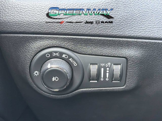 Used 2018 Jeep Compass Latitude FWD image 24
