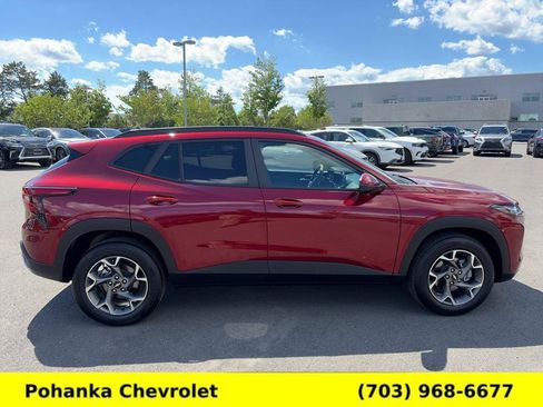 Used 2025 Chevrolet Trax LT FWD image 8