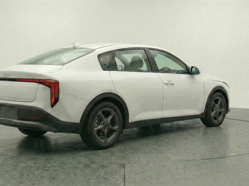 Used 2025 Kia K4 LXS image 9