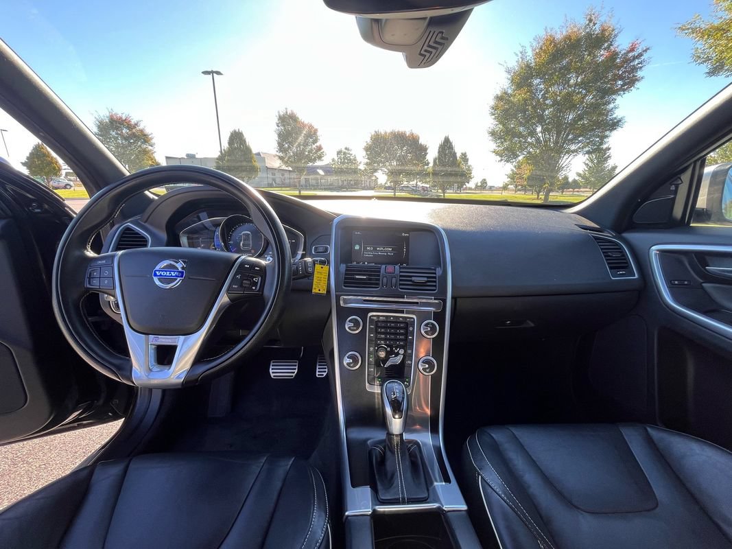 Used 2016 Volvo XC60 T6 R-Design AWD/4WD image 12