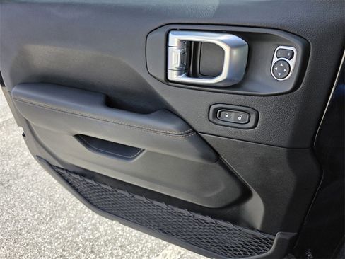 Used 2021 Jeep Wrangler Unlimited Sahara image 28