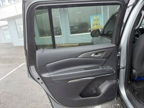 Used 2025 Chevrolet Traverse LT image 3