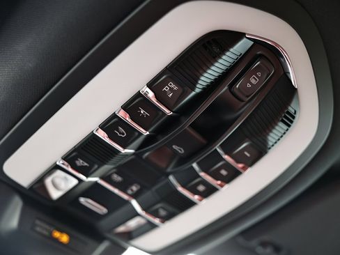 Used 2024 Porsche Macan image 40