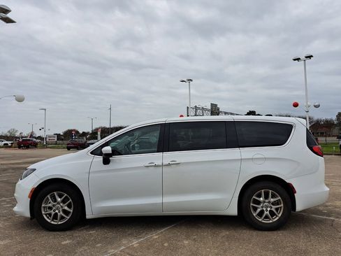 Used 2023 Chrysler Voyager LX image 8
