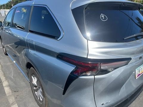 Used 2025 Toyota Sienna XLE FWD image 3