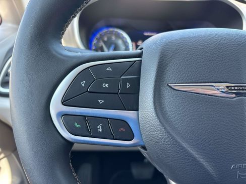 Certified 2024 Chrysler Pacifica Touring-L FWD image 22