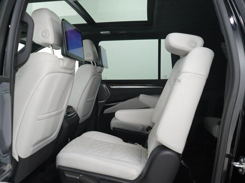 Used 2026 Cadillac Escalade ESV Platinum Sport AWD/4WD image 15