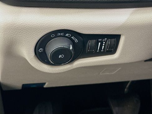 Used 2024 Chrysler Pacifica Touring-L FWD image 17