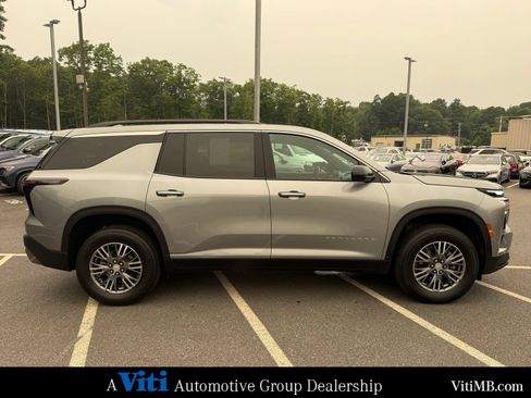 Used 2025 Chevrolet Traverse LT w/ Driver Confidence Package AWD/4WD image 9