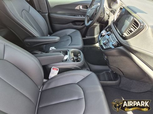 New 2027 Chrysler Pacifica Select FWD image 16