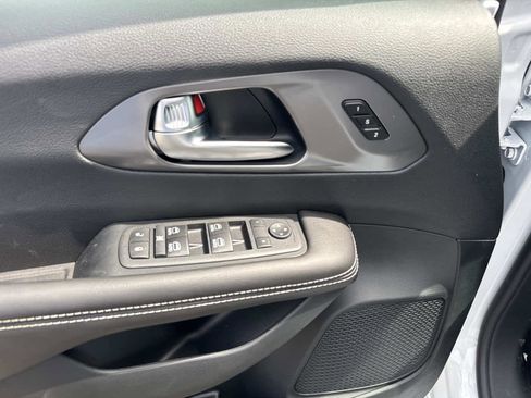 New 2026 Chrysler Pacifica Select image 13