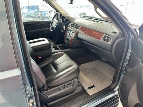 Used 2010 Chevrolet Avalanche LT image 16