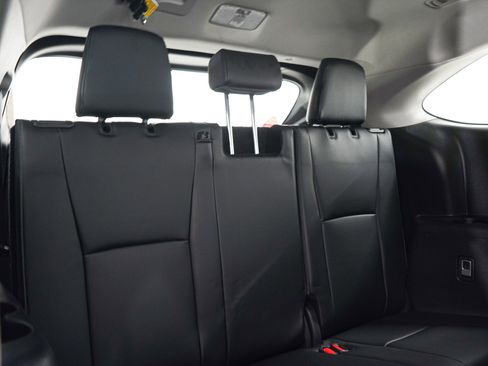 Used 2024 Toyota Highlander XLE AWD/4WD image 13
