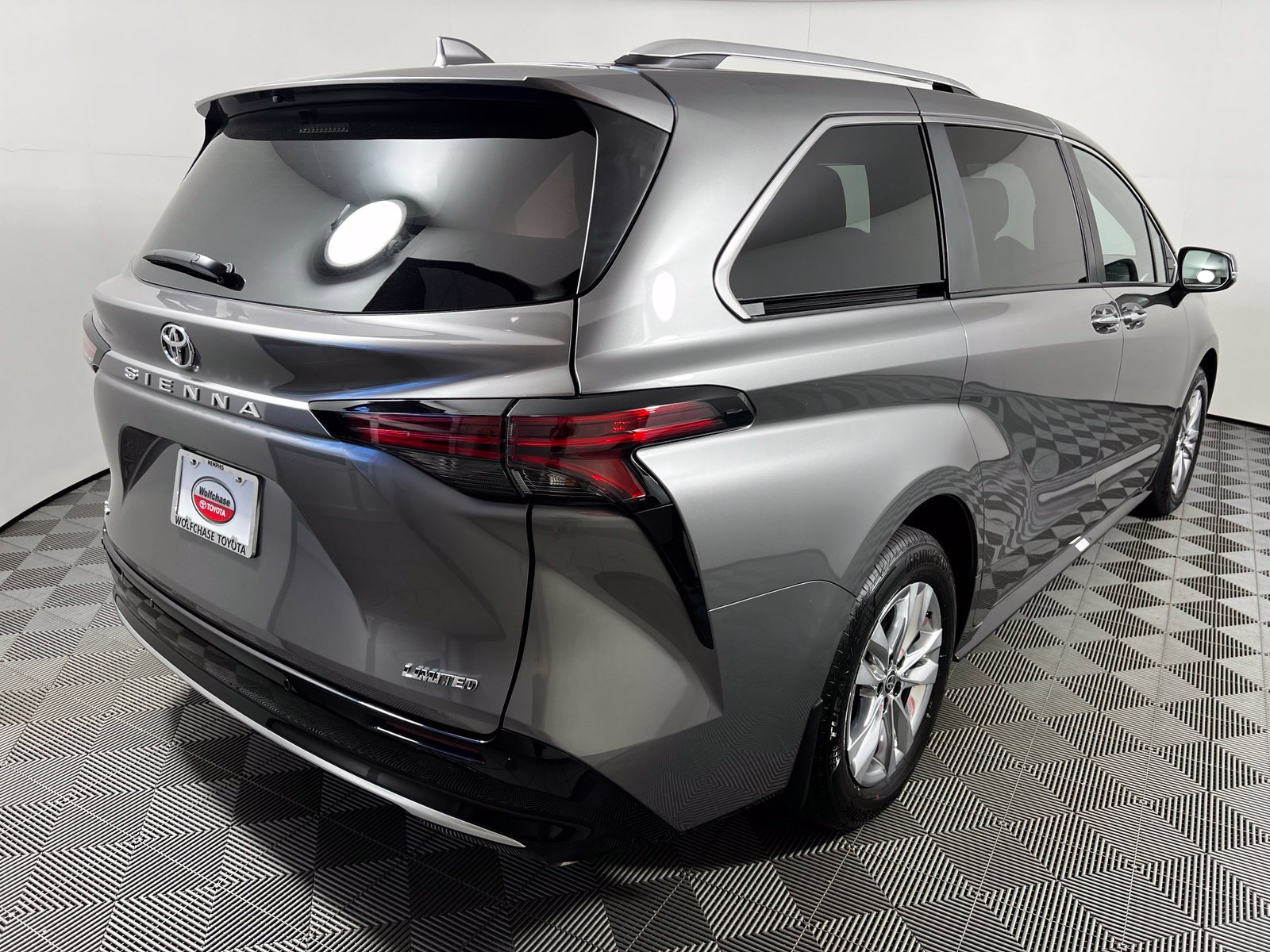 Used 2026 Toyota Sienna Limited FWD image 5