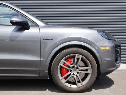 Certified 2025 Porsche Cayenne Turbo AWD/4WD image 12