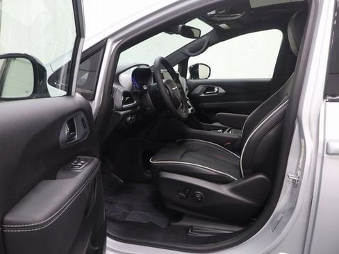 New 2026 Chrysler Pacifica Limited w/ S Appearance Package FWD image 10