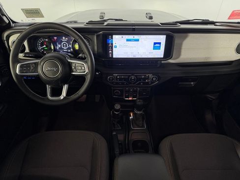 Used 2025 Jeep Wrangler Unlimited Sahara AWD/4WD image 13