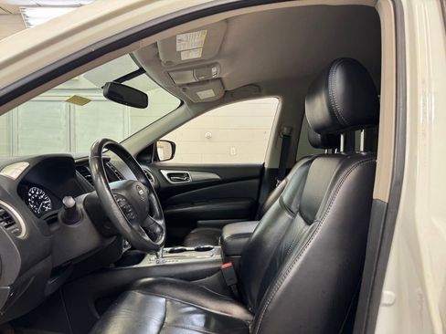 Used 2018 Nissan Pathfinder SL FWD image 12
