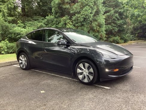 Used 2024 Tesla Model Y Long Range AWD/4WD image 7