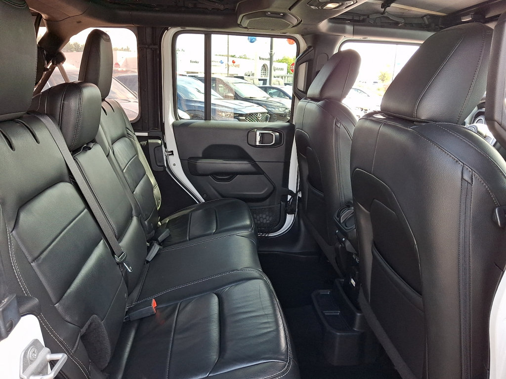Used 2018 Jeep Wrangler Unlimited Sahara w/ Cold Weather Group AWD/4WD image 15