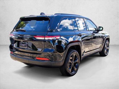 Used 2023 Jeep Grand Cherokee Altitude AWD/4WD image 5