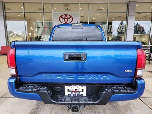 Used 2018 Toyota Tacoma TRD Off-Road w/ Technology Package AWD/4WD image 11
