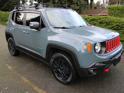 Used 2017 Jeep Renegade Trailhawk image 2
