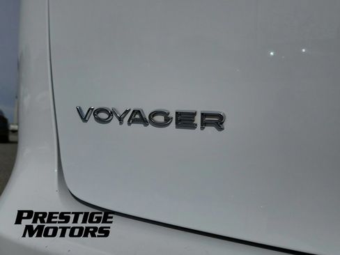 Used 2022 Chrysler Voyager LX FWD image 33